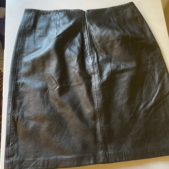 Alfani Black Lamb Leather Skirt. Size 6. Good pre-owned condition. - Picture 3 of 4